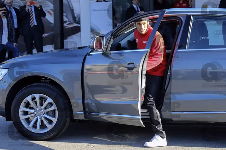 Siêu ngựa này từng gặp tai nạn trên đường tới sân tập, khi đó một bên đầu xe đã bị móp vì đâm phải hàng rào nhưng rất may mắn là Neymar không bị thương. Năm 2016, Neymar cùng đội tuyển Barcelona được nhà tài trợ Audi tặng mỗi người một xe mới thuộc các dòng A7, Q7.