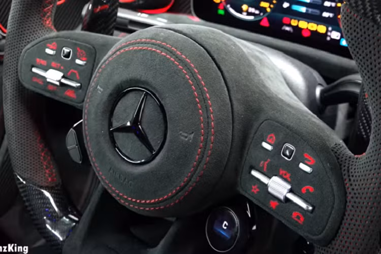 Các chi tiết hoàn thiện của chiếc xe cũng được cập nhật, với lớp vỏ bọc hai lớp và sơn bóng.