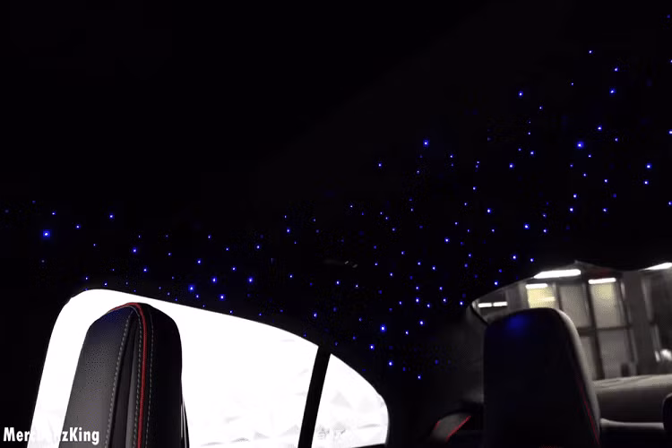 Như bạn có thể thấy trong đoạn video dạo quanh ở trên, chiếc Mercedes-AMG CLA 45 S của CarCraft đi kèm với rất nhiều bộ phận bằng sợi carbon bóng bẩy ở bên ngoài, đặc biệt là trên cản trước, hai tấm ốp bên hông, gương chiếu hậu, và cản sau với bộ khuếch tán gió.