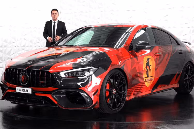 Một chiếc Mercedes-AMG CLA 45 S mới hiện có giá khoảng 60.000 USD (khoảng 1,3 tỷ đồng), nhưng nếu bạn muốn có thêm một số tùy chọn hấp dẫn, bạn có thể phải chi tới 80.000 USD (khoảng 1,8 tỷ đồng). Nhưng nếu như vậy là “quá thường”, thế thì bạn chắc sẽ muốn chú ý tới những công ty độ xe hậu mãi ví như CarCraft từ Thụy Sĩ với chiếc CLA 45 S độc nhất vô nhị trị giá 300.000 USD (hơn 6,8 tỷ đồng).