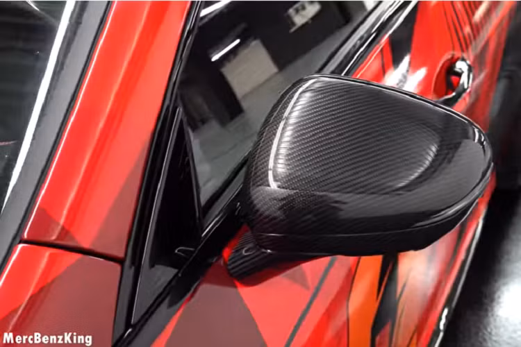 Nhưng cabin mới là nơi nhận được nhiều nâng cấp đắt tiền hơn cả. Hầu hết mọi thứ bạn có thể chạm vào đều được nâng cấp lên chất liệu Alcantara, da Nappa, và sợi carbon bóng.