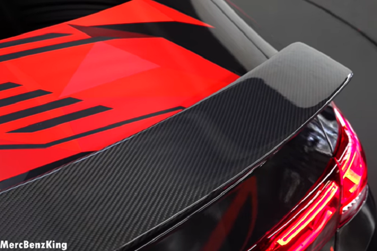 Cuối cùng, ốp trần trời sao “Starlight”, gợi nhớ đến những chiếc xe Rolls-Royce, là chi tiết đỉnh nhất ở chiếc Mercedes độc đáo này, và người dùng thậm chí còn có thể điều khiển nó tùy ý thông qua hệ thống điều khiển từ xa hoặc một ứng dụng.