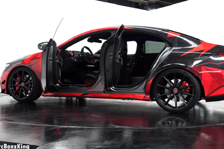 Ngay cả các nút bấm, núm vặn, và công tắc cũng được bọc bằng Alcantara. Ghế cũng có họa tiết tổ ong với logo Mercedes cùng các điểm nhấn màu đỏ.