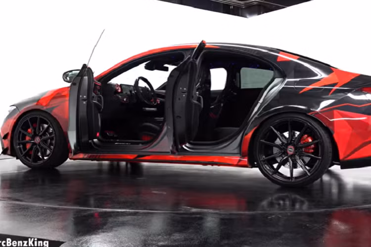 Ngay cả các nút bấm, núm vặn, và công tắc cũng được bọc bằng Alcantara. Ghế cũng có họa tiết tổ ong với logo Mercedes cùng các điểm nhấn màu đỏ.