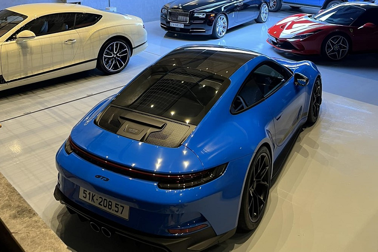 Chưa hết, vợ chồng nhà Đàm Thu Trang còn sở hữu 2 chiếc xe sang là Audi A8L thế hệ mới và Mercedes-Benz S450L Luxury 2022. Sau cùng là chiếc xe SUV hạng sang Mercedes-AMG G63 màu xanh China Blue được Cường Đô la đặt mua chính hãng dành tặng cho vợ.