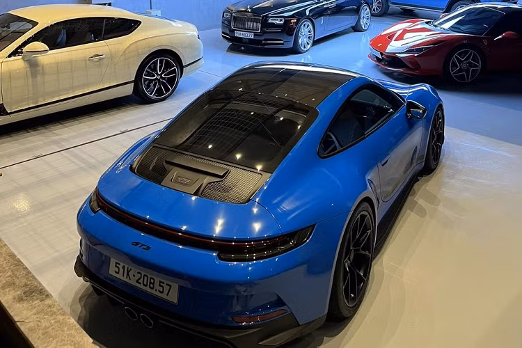 Chưa hết, vợ chồng nhà Đàm Thu Trang còn sở hữu 2 chiếc xe sang là Audi A8L thế hệ mới và Mercedes-Benz S450L Luxury 2022. Sau cùng là chiếc xe SUV hạng sang Mercedes-AMG G63 màu xanh China Blue được Cường Đô la đặt mua chính hãng dành tặng cho vợ.