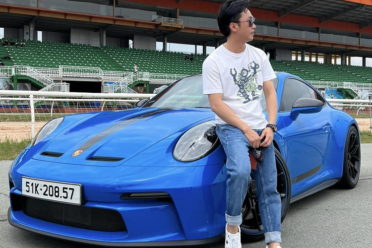 Dù vậy, Porsche 911 GT3 2022 của Cường Đô la vẫn được xem là "xe đua đường phố" nên quá đủ để anh thường xuyên cầm lái. Trong thời gian tới, chồng của Đàm Thu Trang hứa hẹn sẽ thu hút sự quan tâm của giới mê xe khi hoàn thành đăng ký biển số cho Ferrari SF90 Spider, hiện chỉ mới có 2 xe xuất hiện tại Việt Nam theo diện phân phối chính hãng.