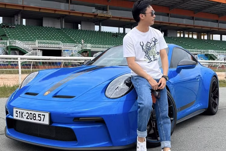 Dù vậy, Porsche 911 GT3 2022 của Cường Đô la vẫn được xem là "xe đua đường phố" nên quá đủ để anh thường xuyên cầm lái. Trong thời gian tới, chồng của Đàm Thu Trang hứa hẹn sẽ thu hút sự quan tâm của giới mê xe khi hoàn thành đăng ký biển số cho Ferrari SF90 Spider, hiện chỉ mới có 2 xe xuất hiện tại Việt Nam theo diện phân phối chính hãng.