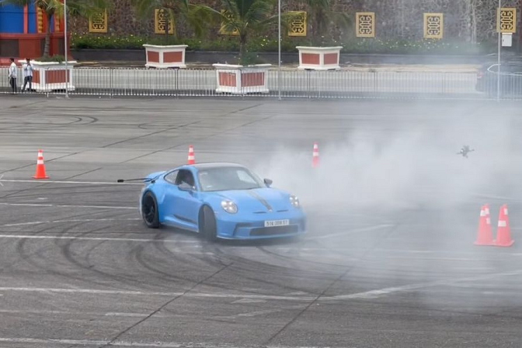 Điều làm nên sự hấp dẫn của xe đua đường phố Porsche 911 GT3 thế hệ 992 khiến Cường Đô la thường xuyên cầm lái chính là việc xe được trang bị động cơ 6 xi-lanh hút khí tự nhiên, dung tích 4.0 lít sản sinh ra công suất tối đa 503 mã lực tại vòng tua máy 8.400 vòng/phút và mô-men xoắn cực đại 470 Nm tại tua máy 6.100 vòng/phút.