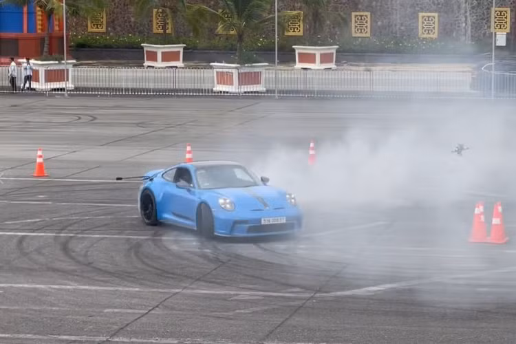 Điều làm nên sự hấp dẫn của xe đua đường phố Porsche 911 GT3 thế hệ 992 khiến Cường Đô la thường xuyên cầm lái chính là việc xe được trang bị động cơ 6 xi-lanh hút khí tự nhiên, dung tích 4.0 lít sản sinh ra công suất tối đa 503 mã lực tại vòng tua máy 8.400 vòng/phút và mô-men xoắn cực đại 470 Nm tại tua máy 6.100 vòng/phút.