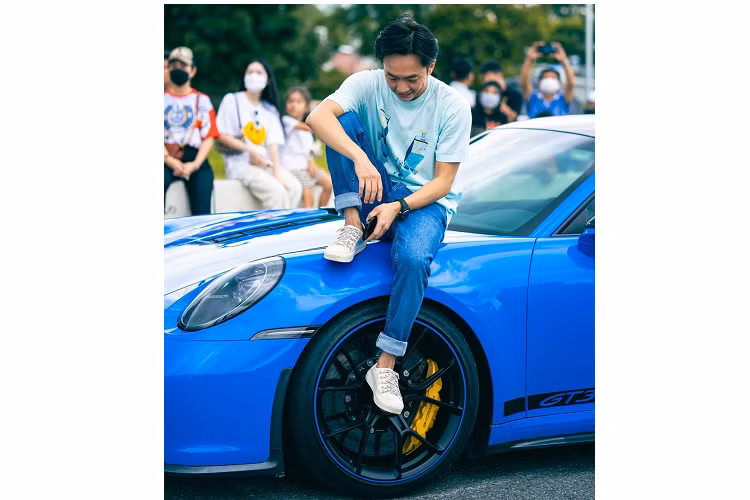 Điều khiến không ít người quan tâm chính là việc chú "ếch xanh" vẫn là mẫu xe được Cường Đô la ưu tiên mang ra đường thay vì siêu xe mui trần Ferrari SF90 Spider đã nhận bàn giao được hơn 1 tháng, lý do là "siêu ngựa Ý" vẫn chưa hoàn thành các thủ tục đăng ký biển số.