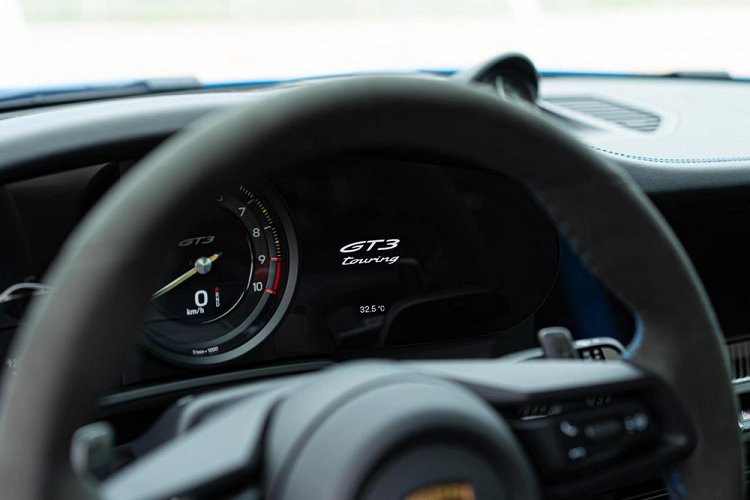 So với lúc về nước, chiếc xe đua đường phố Porsche 911 GT3 thế hệ 992 này hiện đã được Cường Đô la nâng cấp thành bản Touring khi tháo bỏ cánh gió đuôi và thêm vài chi tiết để nhận diện phiên bản lái xe hiền hơn trên Porsche 911 GT3 2022 bao gồm chữ GT3 Touring thể hiện trên đồng hồ của xe.