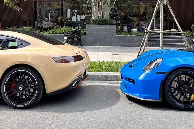 Mới đây, doanh nhân Nguyễn Quốc Cường hay còn gọi Cường Đô la đã chia sẻ hình ảnh trải nghiệm chiếc xe đua đường phố Porsche 911 GT3 thế hệ mới của mình cùng với 1 người bạn đi trên chiếc xe thể thao hiệu suất cao là Mercedes-AMG GT S.