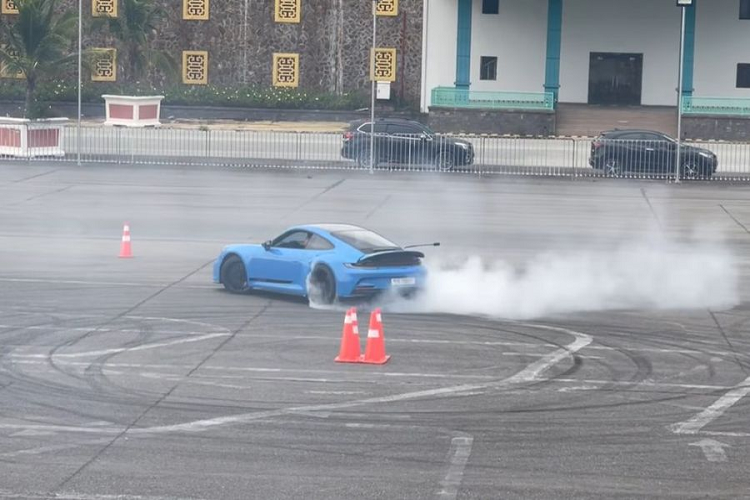 Porsche 911 GT3 2022 của Cường Đô la được trang bị loại hộp số tự động 7 tốc độ PDK, nhờ đó, chiếc xe đua đường phố này tăng tốc từ vị trí xuất phát lên 100 km/h chỉ với thời gian 3,4 giây trước khi đạt vận tốc tối đa 318 km/h.