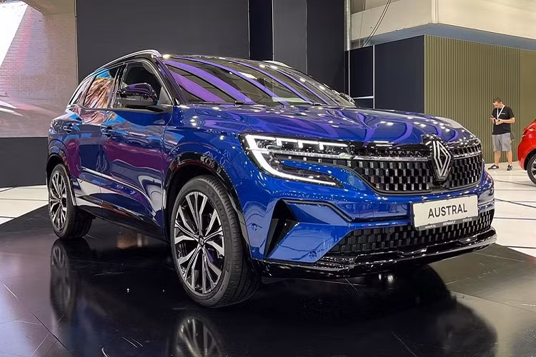 Khi mua Renault Austral 2022, khách hàng châu Âu có thể chọn 1 trong 3 loại động cơ. Thứ nhất là hệ truyền động mild hybrid với máy xăng 4 xi-lanh, dung tích 1.3L và cụm pin lithium-ion 12V, tạo ra công suất tối đa 138 mã lực nếu đi với hộp số sàn 6 cấp.