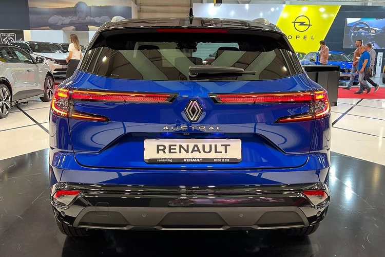 Được phát triển dựa trên cơ sở gầm bệ CMF-CD thế hệ thứ ba, Renault Austral 2022 là mẫu xe thay thế Kadjar trong phân khúc SUV cỡ C. Xe sở hữu chiều dài 4.510 mm, chiều rộng 1.830 mm, chiều cao 1.620 mm và chiều dài cơ sở 2.670 mm. So với đàn anh Kadjar, Renault Austral 2022 mang trên mình thiết kế ngoại thất ấn tượng hơn.