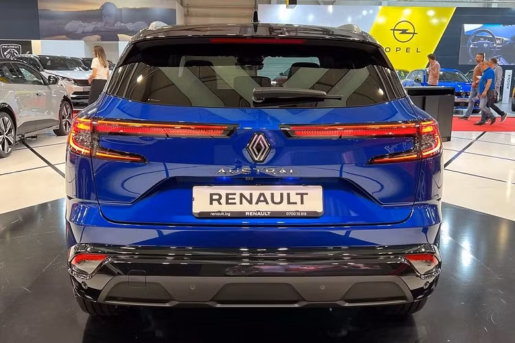 Được phát triển dựa trên cơ sở gầm bệ CMF-CD thế hệ thứ ba, Renault Austral 2022 là mẫu xe thay thế Kadjar trong phân khúc SUV cỡ C. Xe sở hữu chiều dài 4.510 mm, chiều rộng 1.830 mm, chiều cao 1.620 mm và chiều dài cơ sở 2.670 mm. So với đàn anh Kadjar, Renault Austral 2022 mang trên mình thiết kế ngoại thất ấn tượng hơn.