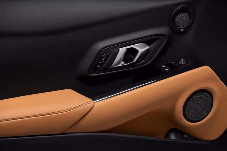 Để kỷ niệm sự xuất hiện của hộp số sàn 6 cấp mới, hãng Toyota quyết định bổ sung phiên bản A91-MT Edition cho GR Supra 2023. Chỉ có số lượng sản xuất đúng 500 chiếc, Toyota GR Supra A91-MT Edition 2023 được sơn màu trắng nhám hoặc xám CU Later Gray. Ngoài ra, phiên bản giới hạn số lượng này còn có bộ vành 19 inch sơn màu xám nòng súng, logo "Supra" và thanh giằng màu đỏ.