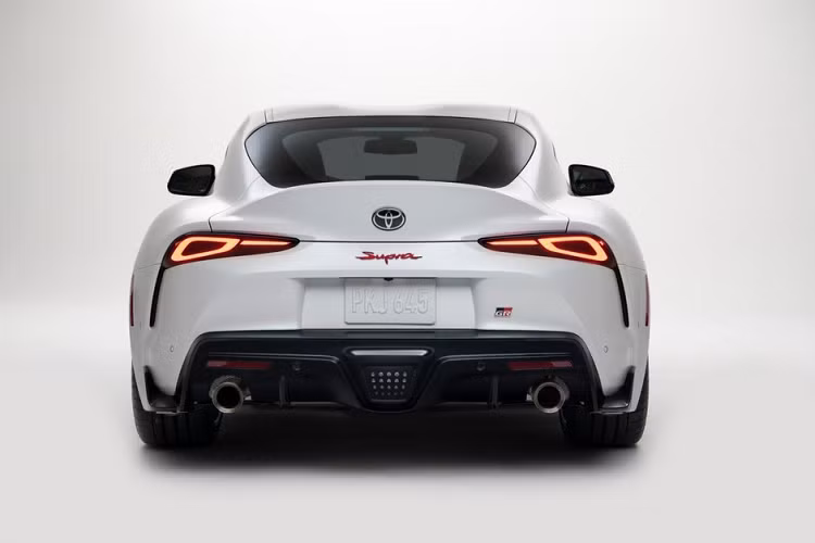 Bên trong Toyota GR Supra A91-MT Edition 2023 xuất hiện ghế bọc da màu nâu Cognac dành riêng cho xe. Trong khi đó, cần số của xe được bọc bằng Alcantara và có logo "GR".