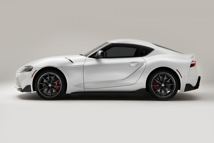 Toyota GR Supra 2023 số sàn này được thiết kế đặc biệt để phù hợp với động cơ xăng 6 xi-lanh, tăng áp, dung tích 3.0L của GR Supra 2023. Động cơ tạo ra công suất tối đa 382 mã lực và mô-men xoắn cực đại 497 Nm. Trong khi đó, động cơ 4 xi-lanh thẳng hàng, tăng áp, dung tích 2.0L, sản sinh công suất tối đa 254 mã lực và mô-men xoắn cực đại 400 Nm của xe vẫn đi với hộp số tự động ZF 8 cấp.