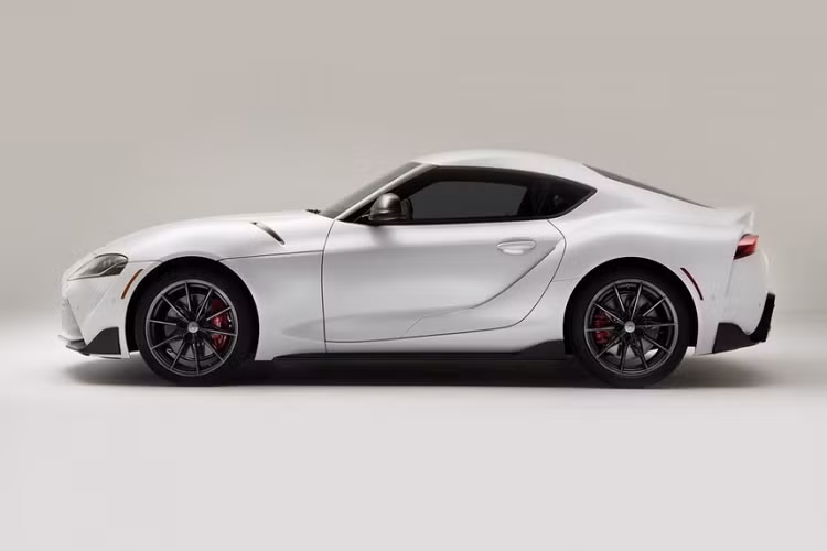 Toyota GR Supra 2023 số sàn này được thiết kế đặc biệt để phù hợp với động cơ xăng 6 xi-lanh, tăng áp, dung tích 3.0L của GR Supra 2023. Động cơ tạo ra công suất tối đa 382 mã lực và mô-men xoắn cực đại 497 Nm. Trong khi đó, động cơ 4 xi-lanh thẳng hàng, tăng áp, dung tích 2.0L, sản sinh công suất tối đa 254 mã lực và mô-men xoắn cực đại 400 Nm của xe vẫn đi với hộp số tự động ZF 8 cấp.