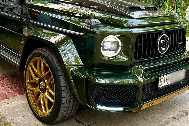 Ngoài ra, nội thất của xe được lột xác với khoang lái toàn màu cam và trần xe đầy sao, có thể đổi màu thông qua remote đi kèm. SUV hạng sang Mercedes-AMG G63 Edition 1 vẫn sử dụng động cơ xăng V8, tăng áp kép, dung tích 4.0 lít như phiên bản tiêu chuẩn. 