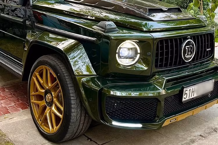 Ngoài ra, nội thất của xe được lột xác với khoang lái toàn màu cam và trần xe đầy sao, có thể đổi màu thông qua remote đi kèm. SUV hạng sang Mercedes-AMG G63 Edition 1 vẫn sử dụng động cơ xăng V8, tăng áp kép, dung tích 4.0 lít như phiên bản tiêu chuẩn. 