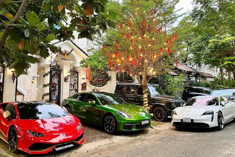 Mới đây, vợ chồng ca sĩ Di Băng - hiện khá nổi tiếng trong giới chơi xe Việt trong năm 2021 vừa qua đã chia sẻ hình ảnh về chiếc xe SUV hạng sang Mercedes-AMG G63 Edition 1 độ Brabus với ngoại thất màu xanh rêu ấn tượng đã thu hút sự quan tâm của giới mê xe.