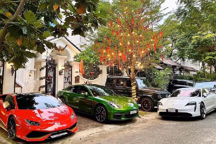 Mới đây, vợ chồng ca sĩ Di Băng - hiện khá nổi tiếng trong giới chơi xe Việt trong năm 2021 vừa qua đã chia sẻ hình ảnh về chiếc xe SUV hạng sang Mercedes-AMG G63 Edition 1 độ Brabus với ngoại thất màu xanh rêu ấn tượng đã thu hút sự quan tâm của giới mê xe.