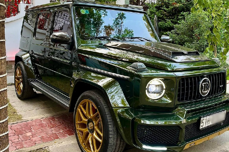 Ban đầu, chiếc xe Mercedes-AMG G63 Edition 1 của Di Băng có màu sơn đen mờ, sau đó, chủ nhân trang trí thêm các chi tiết màu cam để tạo điểm nhấn. Sau hơn 1 năm mang bộ áo này, cô muốn đổi phong cách cho xe để chơi Tết Nguyên đán. Trước đó, chiếc xe Lamborghini Huracan LP610-4 độ khủng của vợ chồng cô cũng được thay áo mới 