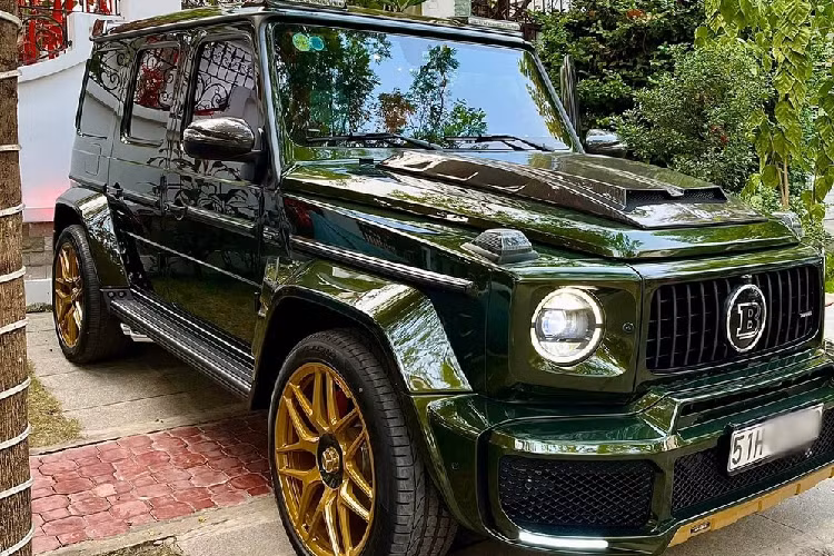 Ban đầu, chiếc xe Mercedes-AMG G63 Edition 1 của Di Băng có màu sơn đen mờ, sau đó, chủ nhân trang trí thêm các chi tiết màu cam để tạo điểm nhấn. Sau hơn 1 năm mang bộ áo này, cô muốn đổi phong cách cho xe để chơi Tết Nguyên đán. Trước đó, chiếc xe Lamborghini Huracan LP610-4 độ khủng của vợ chồng cô cũng được thay áo mới 