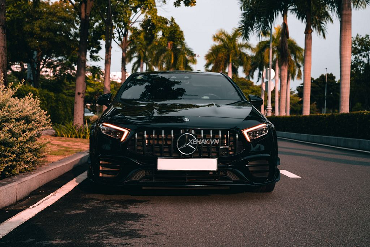 Chiếc Mercedes-AMG A45 S tại Việt Nam này được một đơn vị nhập khẩu tư nhân đưa về nước cách đây 2 năm. Cho tới thời điểm hiện tại, đây vẫn là chiếc Mercedes A45 S AMG đầu tiên và cũng là duy nhất tại Việt Nam. Đã thuộc hàng “hiếm”, chiếc xe này còn rất ít khi được chủ nhân cho “xuống phố” nên việc bắt gặp con quái thú mạnh nhất thế giới này không phải là dễ.