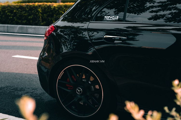 Phần đầu xe nổi bật với lưới tản nhiệt dạng nan dọc đặc trưng Panamericana, các khe lấy gió được thiết kế to hơn giúp gia tăng hiệu quả làm mát. Mercedes-AMG A45 S sở hữu đèn pha thông minh Multibeam LED.