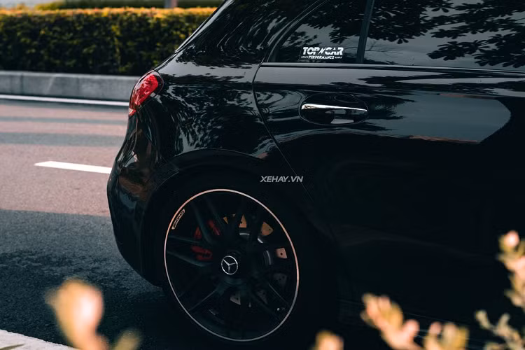 Phần đầu xe nổi bật với lưới tản nhiệt dạng nan dọc đặc trưng Panamericana, các khe lấy gió được thiết kế to hơn giúp gia tăng hiệu quả làm mát. Mercedes-AMG A45 S sở hữu đèn pha thông minh Multibeam LED.