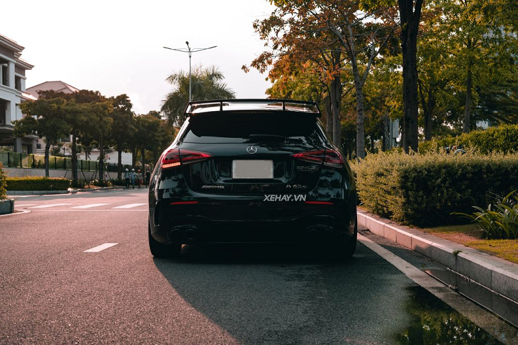 Toàn bộ sức mạnh này được truyền tới cả 4 bánh xe (4Matic) thông qua hộp số tự động ly hợp kép 8 cấp. Từ đó, chiếc xe được mệnh danh "nhỏ mà có võ" của Mercedes-AMG có thể tăng tốc từ 0 - 100 km/h chỉ trong khoảng thời gian 3,9 giây.