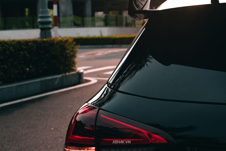 Cánh lướt gió cỡ lớn đặt trên kính chắn gió sau cũng thuộc gói AMG Aerodynamics Package, giúp tăng cường lực ép xuống mặt đường. Cản sau có thêm bộ khuếch tán gió và đặc biệt là bộ mâm 19 inch AMG sơn đen cùng cùm phanh màu đỏ nổi bật.