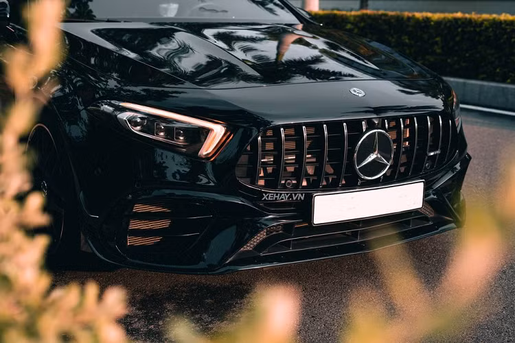 Về mặt thiết kế, chiếc Mercedes-AMG A45 S này sở hữu nước sơn ngoại thất màu đen bóng. Đây cũng là gam màu chủ đạo được sử dụng xuyên suốt từ ngoài vào trong cho tới các chi tiết trang trí trên xe. So với phiên bản A45 S tiêu chuẩn, chiếc xe sở hữu thêm gói trang bị AMG Aerodynamics Package có mức giá khoảng 2.300 USD (khoảng 53,7 triệu đồng).