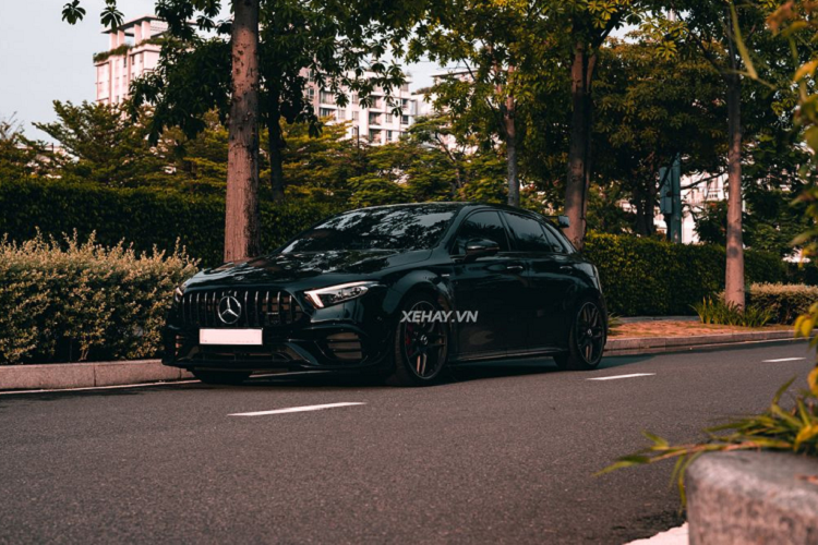 Đầu tiên phải nói tới điểm đáng tiền nhất trên Mercedes-AMG A45 S hàng hiếm này chính là khối động cơ siêu mạnh mẽ. Cụ thể, xe được trang bị khối động cơ 4 xy-lanh thẳng hàng 2.0L tăng áp kép mạnh mẽ nhất trên thế giới, sản sinh công suất tối đa tới 421 mã lực và 500 Nm mô-men xoắn.