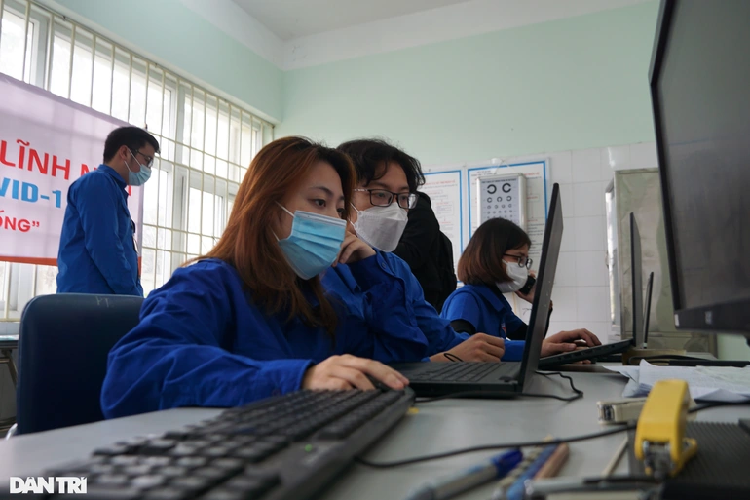 Biet doi “ATM Oxy” mien phi ho tro F0 bat ke ngay dem o Ha Noi