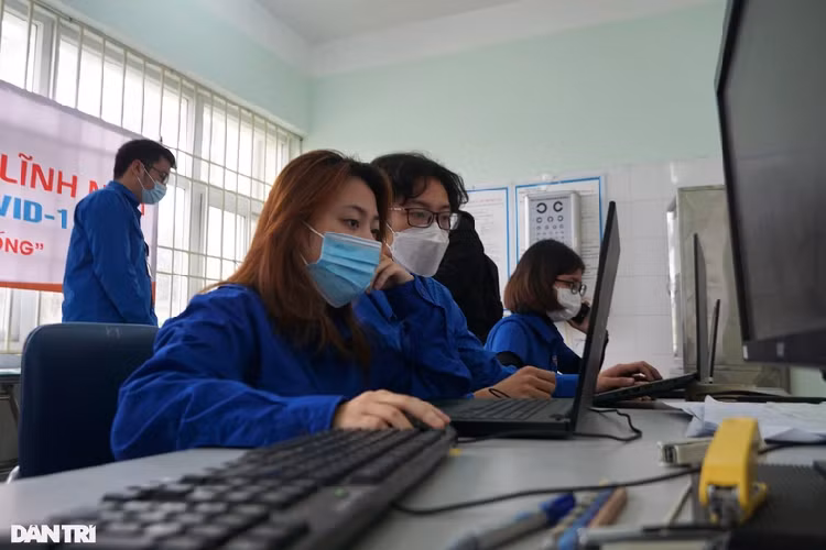 Biet doi “ATM Oxy” mien phi ho tro F0 bat ke ngay dem o Ha Noi