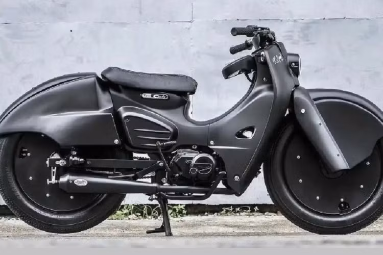 Cụm đồng hồ của xe cũng được thiết kế mới, đưa về gần với người lái hơn. Trên đồng hồ sẽ có một vị trí dành để khắc số series của từng chiếc Super Cub 1940s này.