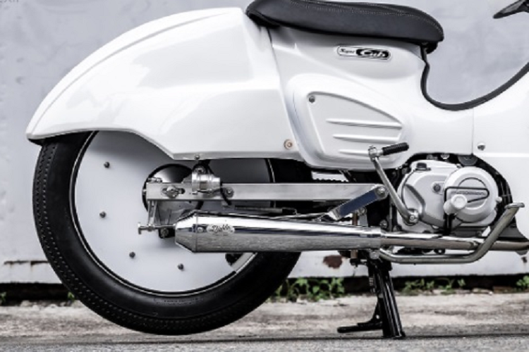 Hệ thống giảm xóc ống lồng trước của chiếc Super Cub độ vẫn được giữ nguyên trong khi giảm xóc sau đã được thay thế bằng cánh tay đòn đơn hợp với thiết kế. Xe cũng sử dụng phanh tang trống cho cả bánh trước và sau.