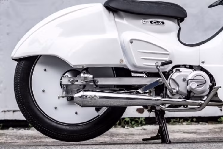 Hệ thống giảm xóc ống lồng trước của chiếc Super Cub độ vẫn được giữ nguyên trong khi giảm xóc sau đã được thay thế bằng cánh tay đòn đơn hợp với thiết kế. Xe cũng sử dụng phanh tang trống cho cả bánh trước và sau.