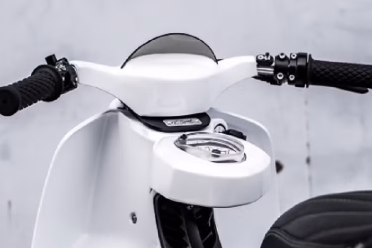 Giá gắn biển số của xe được thiết kế nằm lệch sang một bên. Vì đây là mẫu xe chủ yếu mang tính trưng bày hơn là di chuyển nên phần đèn xi nhan được thiết kế nhỏ xíu, còn gương chiếu hậu thì không có.