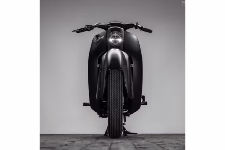 Điểm ấn tượng ở chiếc Club này là kiểu chắn bùn mới được làm từ nhựa ABS, phủ kín khoảng 3/4 bánh xe. Bộ vành xe với kích thước 17 inch được bịt kín “ton sur ton” với toàn bộ chiếc xe.