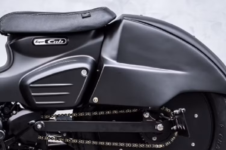 Về động cơ, chiếc Super Cub độ vẫn sử dụng khối động cơ xy lanh đơn dung tích 109,5cc, làm mát bằng không khí. Xe sử dụng hộp số tròn 4 cấp, truyền động bằng dây xích và thiết kế dây xích "lộ cơ".