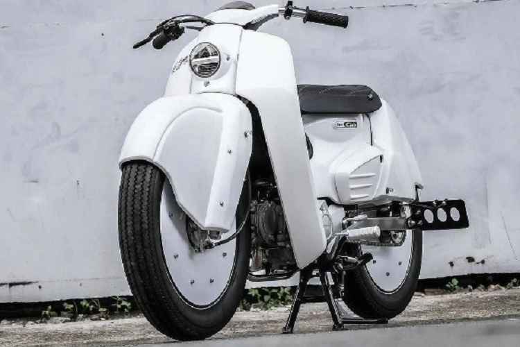 Chiếc xe máy Honda Super Cub độ được trang bị cụm đèn pha tròn mang phong cách cổ điển, cùng với tay lái vuốt cong về phía sau mang tới cảm giác lái như những chiếc Lambretta những năm 1940.