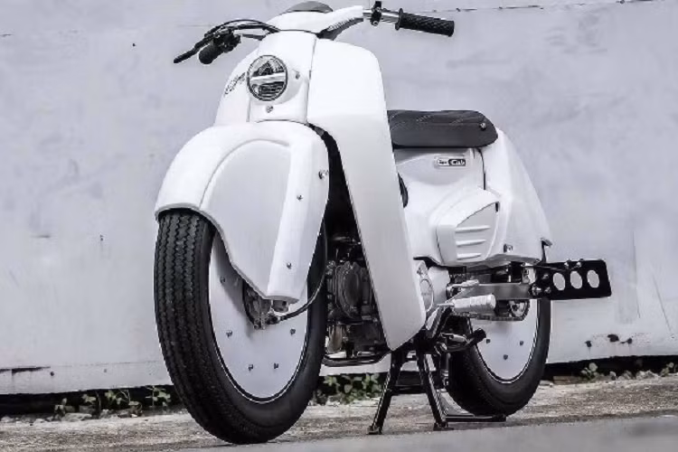 Chiếc xe máy Honda Super Cub độ được trang bị cụm đèn pha tròn mang phong cách cổ điển, cùng với tay lái vuốt cong về phía sau mang tới cảm giác lái như những chiếc Lambretta những năm 1940.