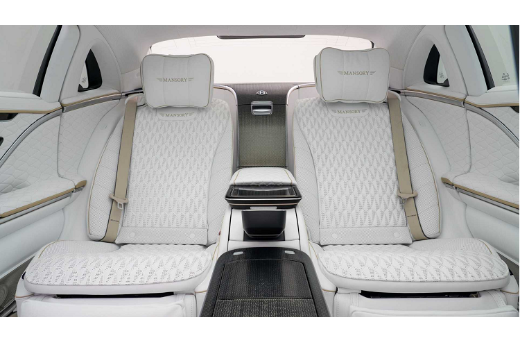 Theo xe mẫu từ Mansory, thương hiệu đã nâng cấp cho xe các chi tiết ốp nội thất mới khá tinh tế cũng như bọc lại ghế với họa tiết độc đáo từ thương hiệu xe hơi Đức.