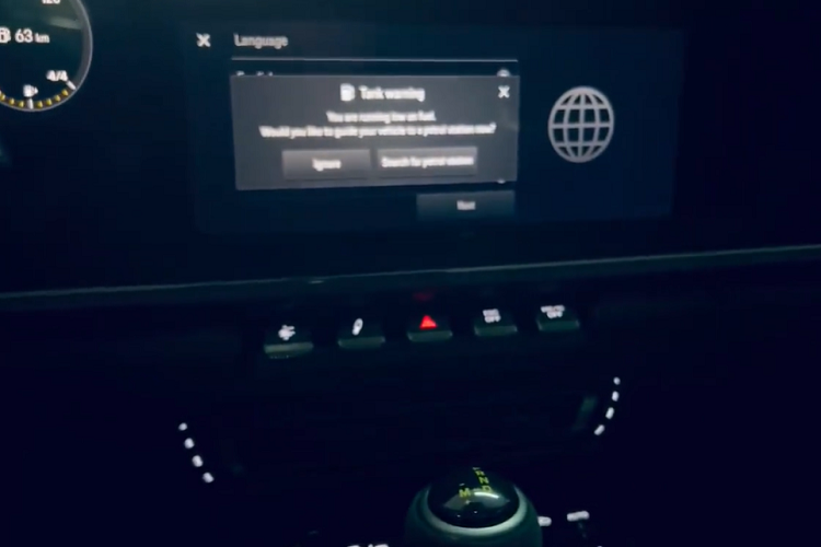 Ngoài việc lộ trang bị hộp số tự động 7 tốc độ PDK, chiếc xe thể thao Porsche 911 GT3 thế hệ 992 của 1 tay chơi chuyên sưu tầm xe hàng độc tại Sài thành còn thuộc diện mới tinh khi số đồng hồ km của xe chỉ dừng lại ở con số 65 km. 